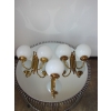 Vintage brass wall sconces z kulistymi kloszami.